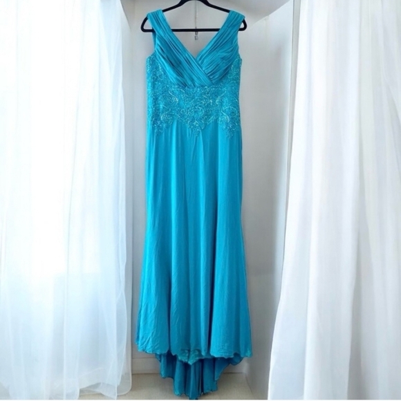 Elegant Teal Evening Gown - Picture 3 of 16